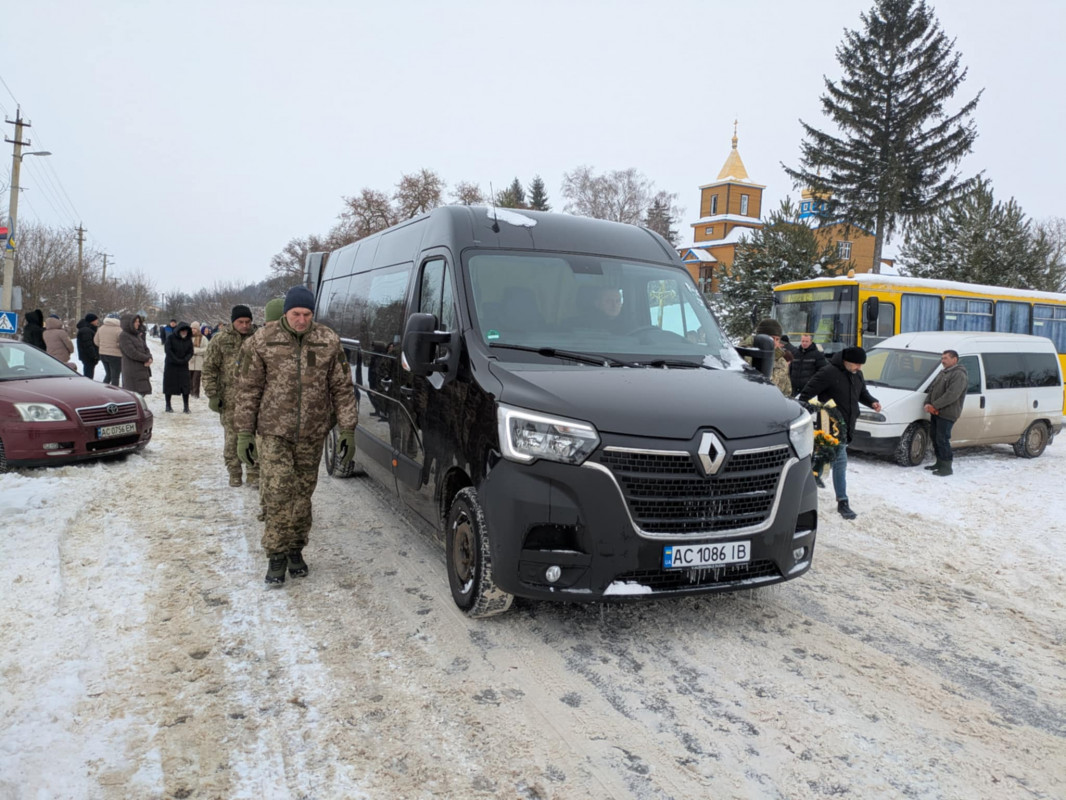 З перших днів війни став на захист України: на Волині провели в останню путь воїна Миколу Положевця