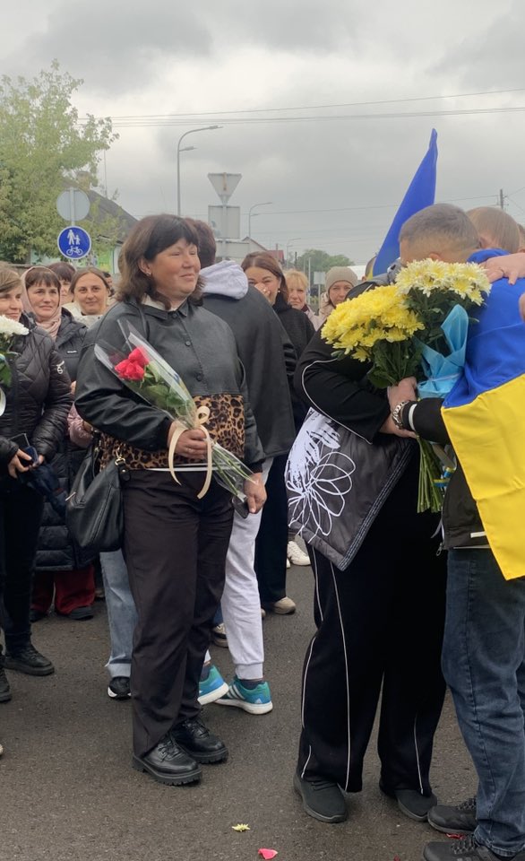 Вперше за понад 3,5 роки ступив на рідну землю: додому повернувся звільнений з полону волинянин Андрій Ховхун