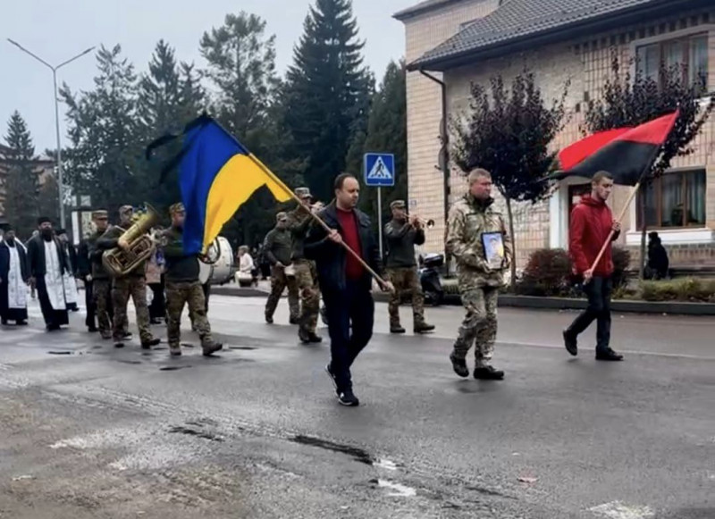 Син служить у війську: на Волині попрощались із Героєм Віктором Яручиком