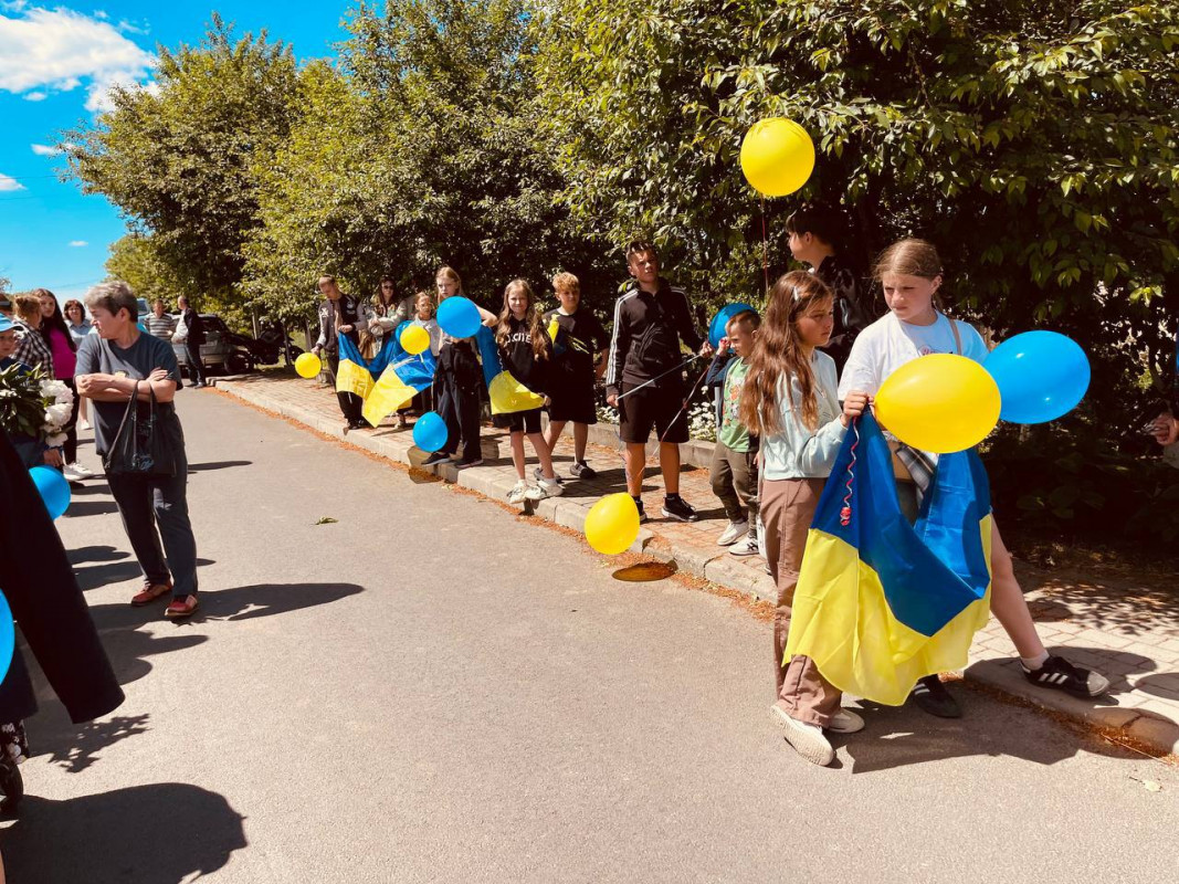 Зі сльозами радості та прапорами: на Волині емоційно зустріли звільненого з полону воїна Вадима Яковського