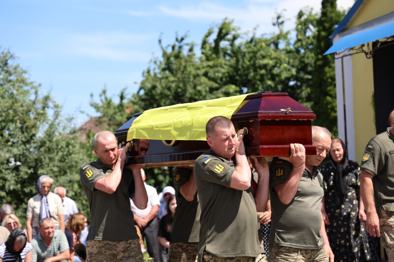 Вважався зниклим безвісти: у Луцькій громаді в останню дорогу провели захисника Юрія Клевця