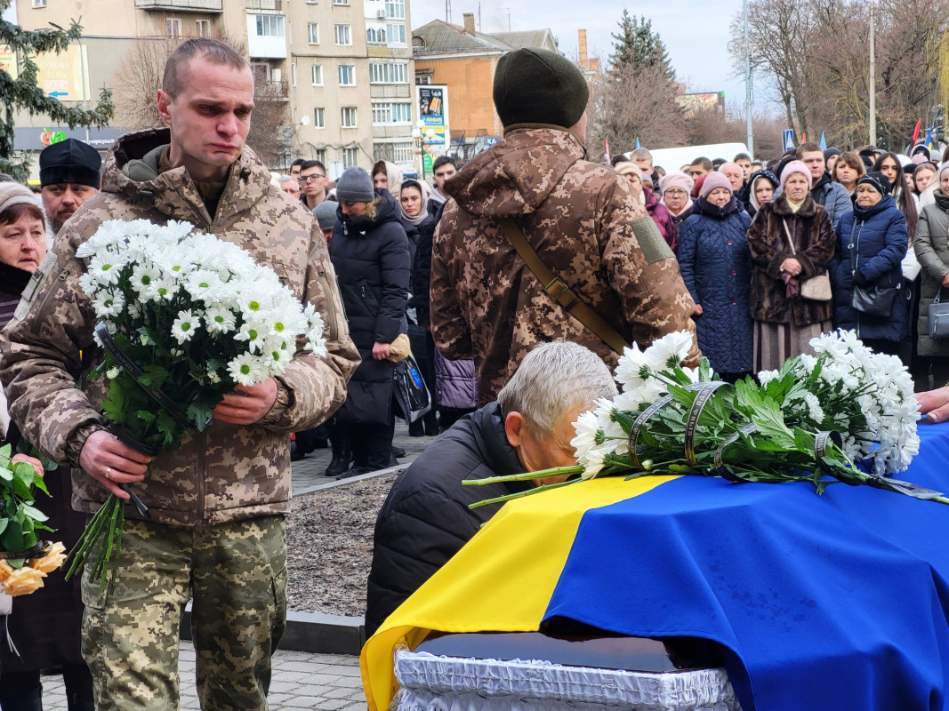 Мріяв одружитися зі своєю коханою: на Волині сотні людей прийшли попрощатися з 33 річним Героєм Андрієм Карацаєм