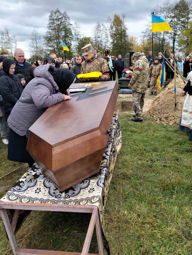 Довгий час вважався безвісти зниклим: на Волині в останню путь провели Героя Віталія Бомазюка