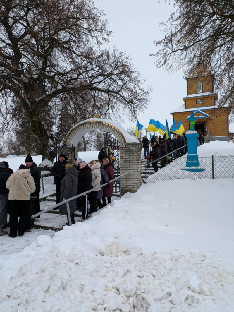 З перших днів війни став на захист України: на Волині провели в останню путь воїна Миколу Положевця