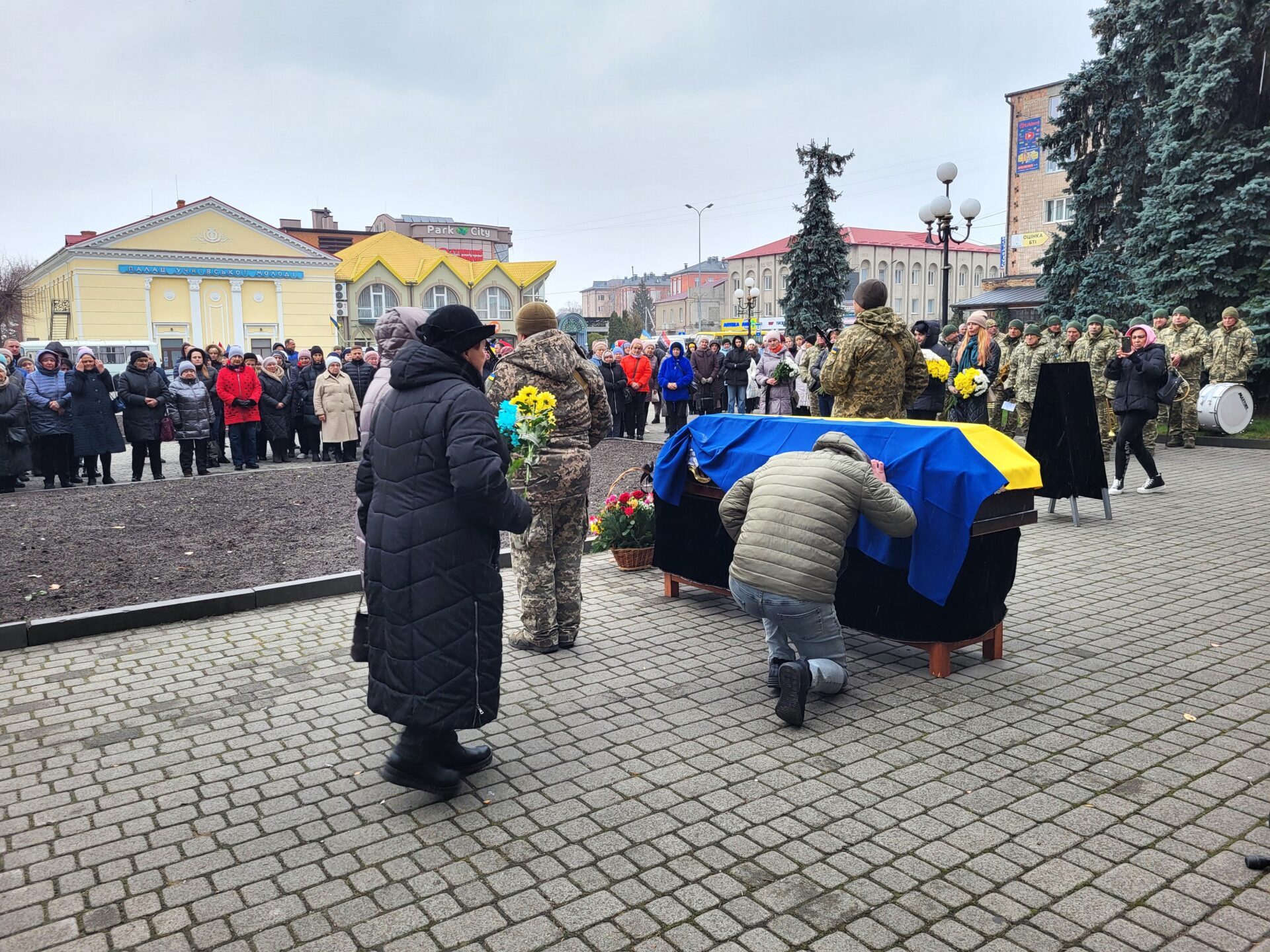 «Людина, яку пам'ятатимуть не лише на Волині, а й за межами України»: волиняни попрощалися з Героєм Ігорем Кобишем