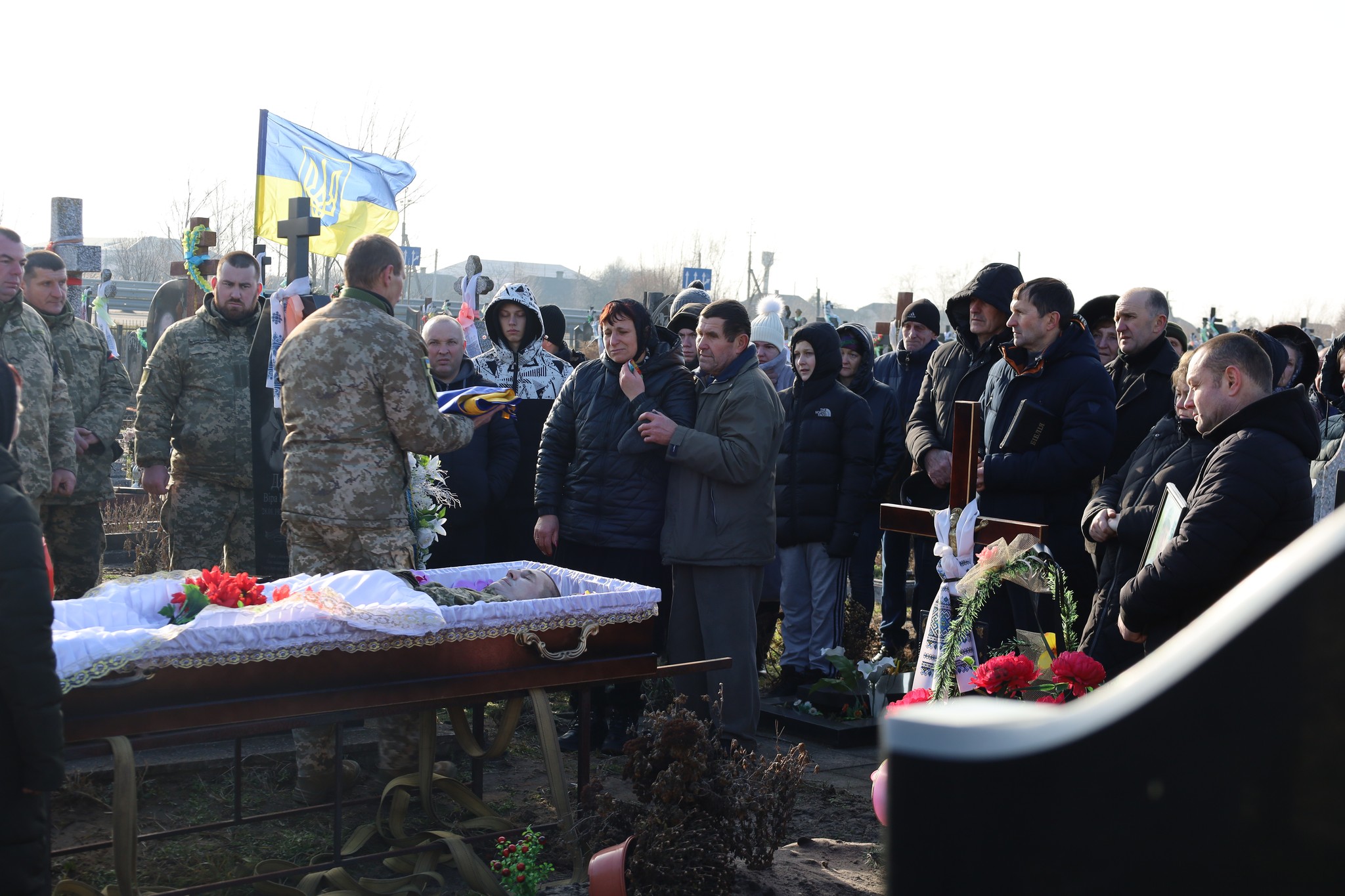 Серце важкопораненого бійця зупинилося після тривалого лікування: на Волині попрощалися з Героєм Русланом Світачем