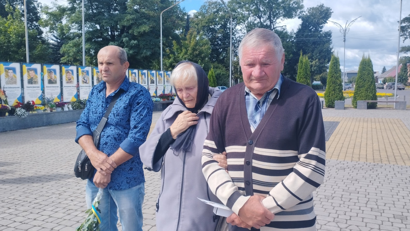 Закрив собою побратимів: батькам полеглого Героя з Волині вручили посмертну нагороду сина