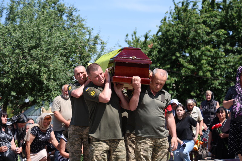 Вважався зниклим безвісти: у Луцькій громаді в останню дорогу провели захисника Юрія Клевця