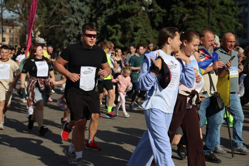600 людей бігли за Героїв: у Луцьку відбувся патріотичний забіг