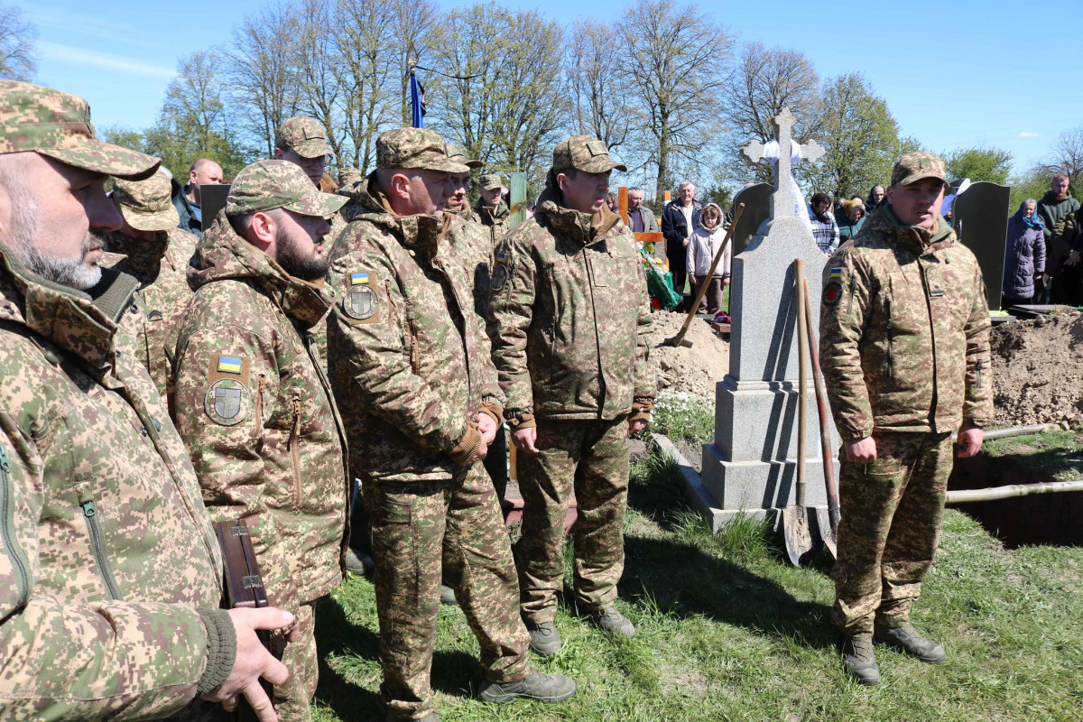 Близько 11 місяців вважався зниклим безвісти: на Волині попрощалися із захисником Василем Фаринюком