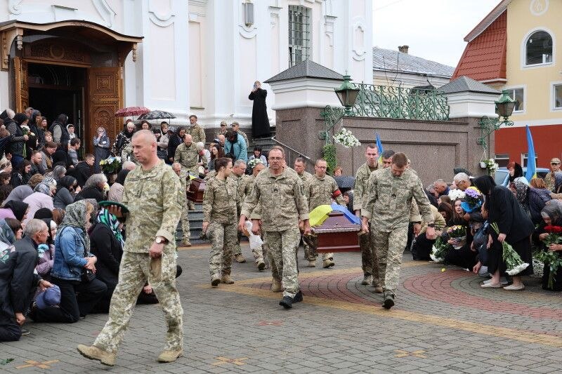 Траурний день у Луцьку: громада попрощалася з трьома захисниками України