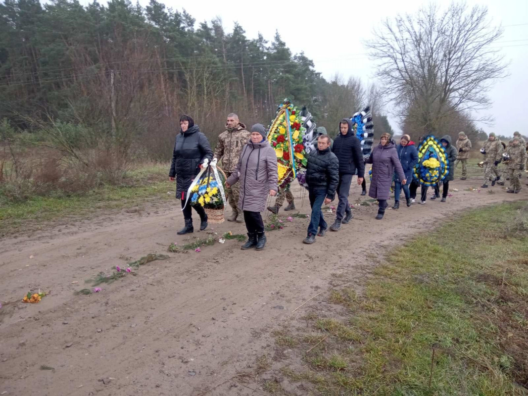 Лише через десять днів побратими змогли забрати його тіло з поля бою: на Волині поховали Героя Михайла Вацика