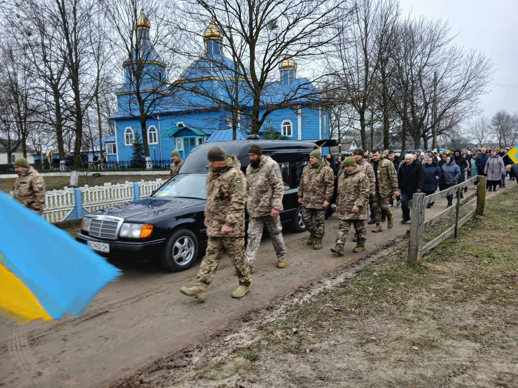 Серце завчасно зупинилося: на Волині провели в останню земну дорогу захисника Миколу Синчука