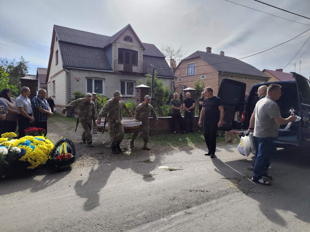 Овдовіла молода дружина, без батька залишилося двоє синочків: на Волині поховали Героя Віталія Дудка