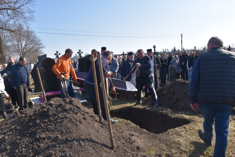 У громаді на Волині сотні людей вийшли провести полеглого Героя Василя Філончука в останню дорогу