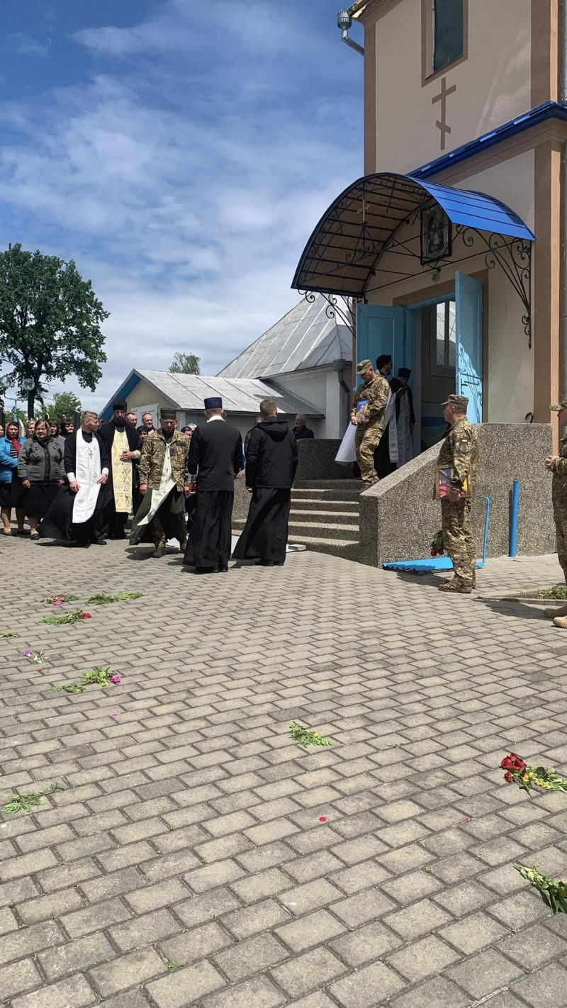 Віддав життя за Україну: на Волині провели в останню дорогу воїна Юрія Ростанюка