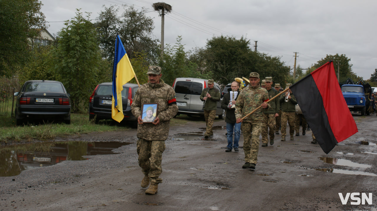 «Все питала, коли приїдеш, а ти казав, немає ким замінити...», - на Волині попрощалися з Героєм Сергієм Шевчуком