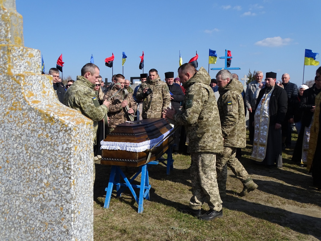 На Волині провели в останню путь Героя Василя Кравчука, який загинув два роки тому