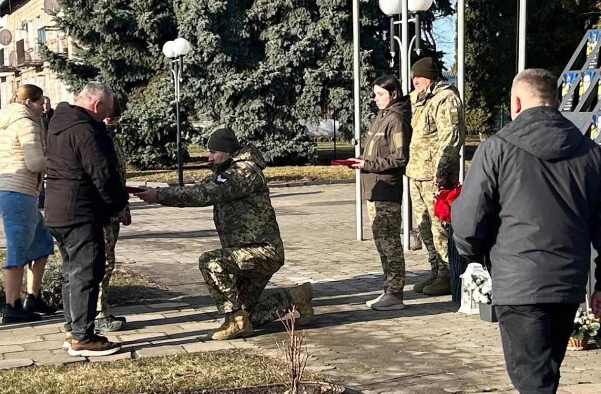 Витягував «трьохсотих», «двохсотих», ризикуючи собою: на Волині рідним загиблого 26-річного капітана вручили його орден