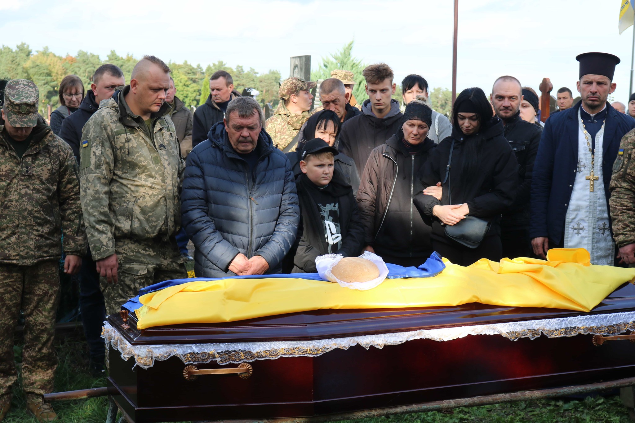 Небесне військо поповнилося ще одним Героєм: на Волині в останню путь провели Героя Олександра Ходачкевича