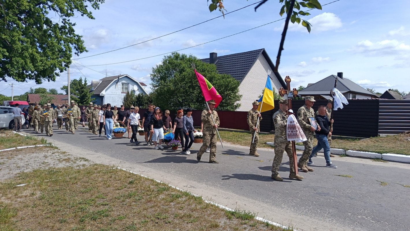 Без батька залишилися троє донечок: волиняни попрощалися із загиблим Героєм Андрієм Григолою