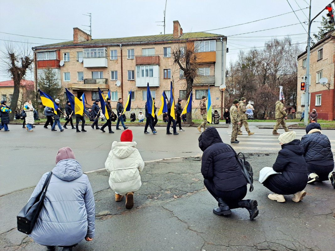 Коровай ділили на кладовищі: у Ковелі в останню путь провели 18-річного Героя Дмитра Приймачука