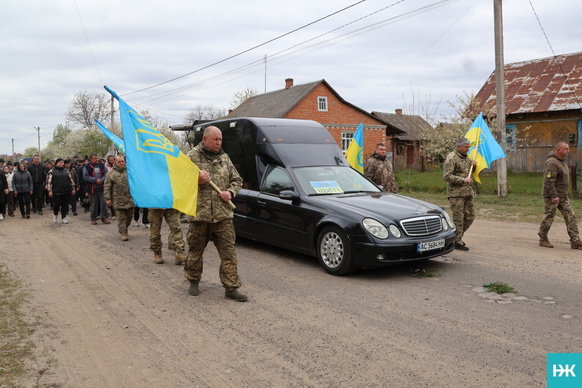 Біль двох сіл: на Волині провели в останню путь воїна Володимира Ридчука