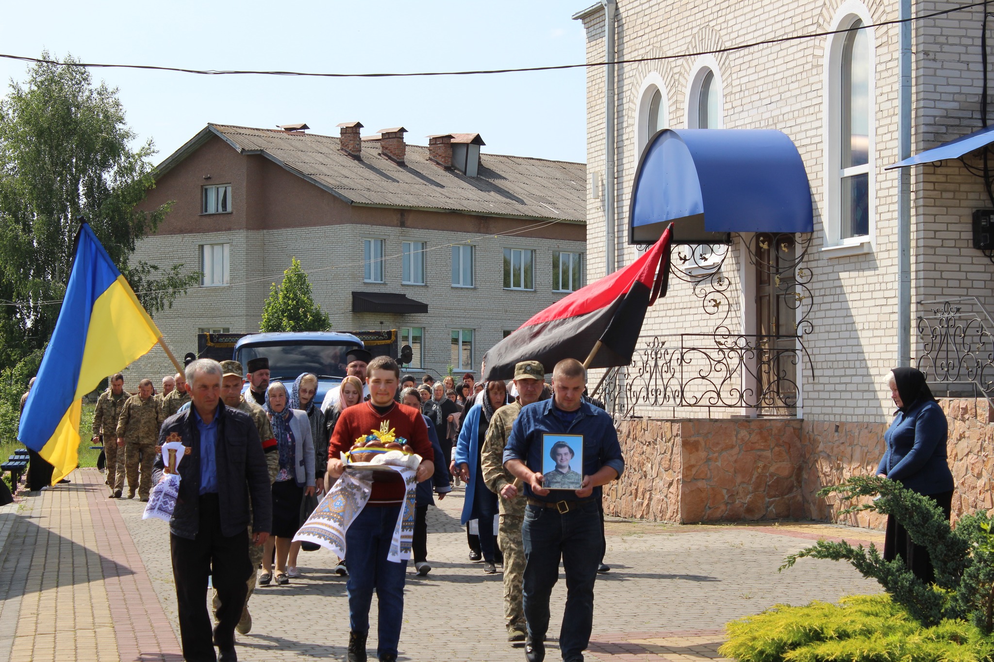 Весільний коровай, тужлива мелодія і море квітів: громада на Волині прощалася з Героєм Романом Карпюком