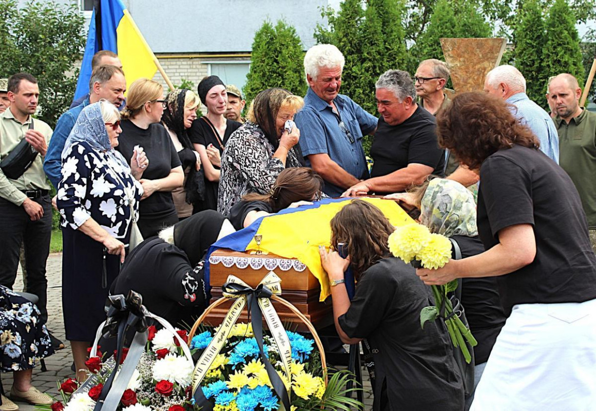 На кладовищі розділили весільний хліб: у громаді на Волині прощалися з молодим Героєм, який загинув на фронті