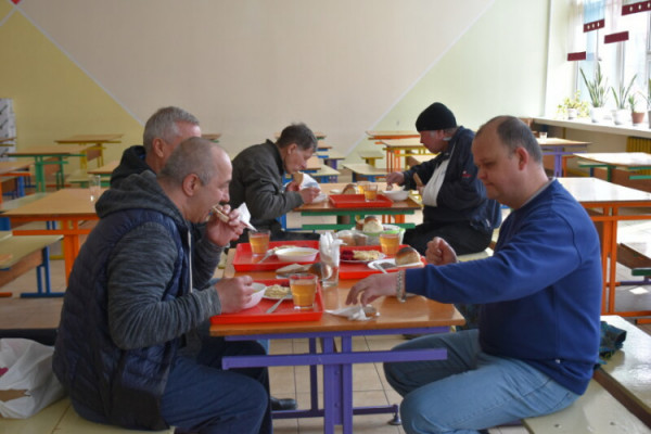 У соціальних їдальнях Луцька щодня харчують близько 2 тисяч переселенів