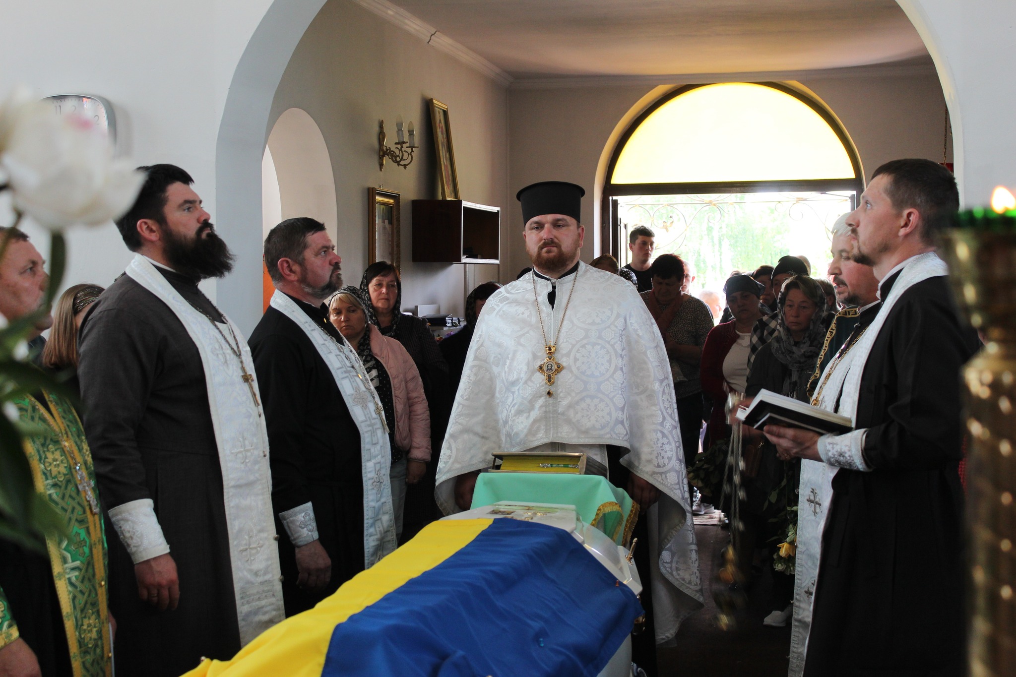 Весільний коровай, тужлива мелодія і море квітів: громада на Волині прощалася з Героєм Романом Карпюком