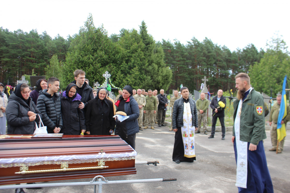 У Маневичах в останню земну дорогу провели воїна Андрія Іщика