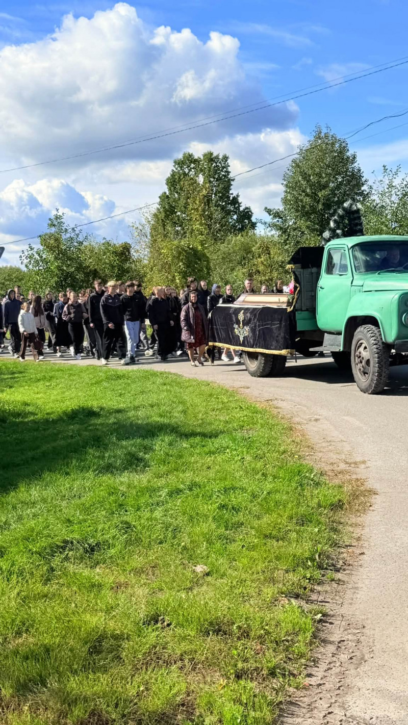 «Шкільний дзвінок прозвучав востаннє»: на Волині попрощалися з вчителькою
