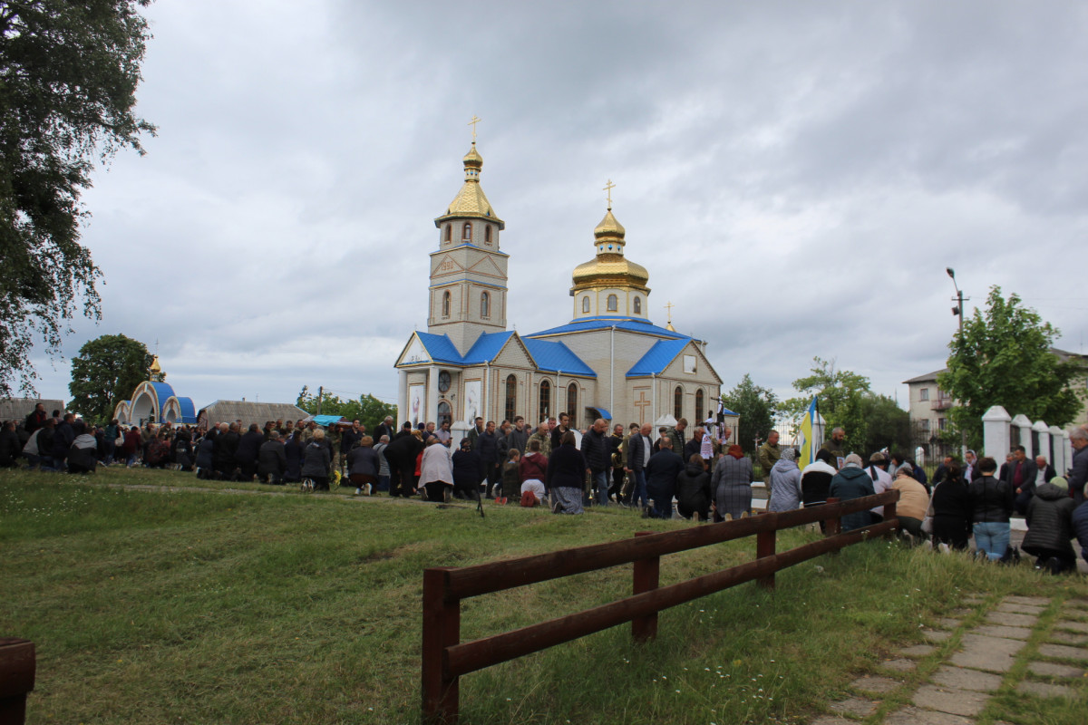 У Маневичах в останню земну дорогу провели воїна Андрія Іщика