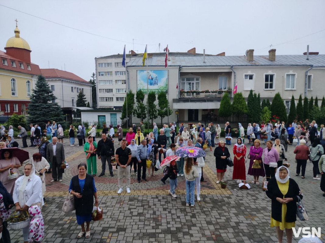 Як у центрі Луцька освячували кошики на Яблучний Спас. ФОТО