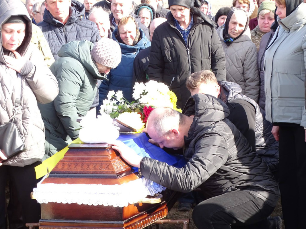 Після довгих місяців невідомості: на Волині провели в останню путь захисника Віталія Дудика