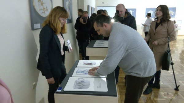 У Луцьку відкрилась виставка порцеляни, яку можуть відвідати незрячі