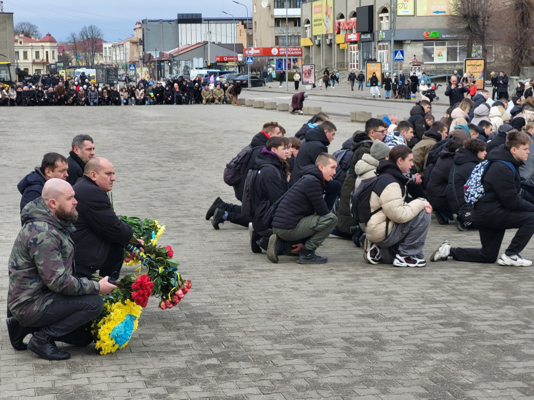 Мріяв одружитися зі своєю коханою: на Волині сотні людей прийшли попрощатися з 33 річним Героєм Андрієм Карацаєм