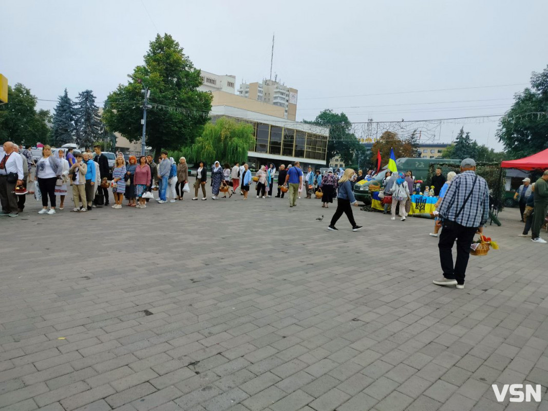 Як у центрі Луцька освячували кошики на Яблучний Спас. ФОТО