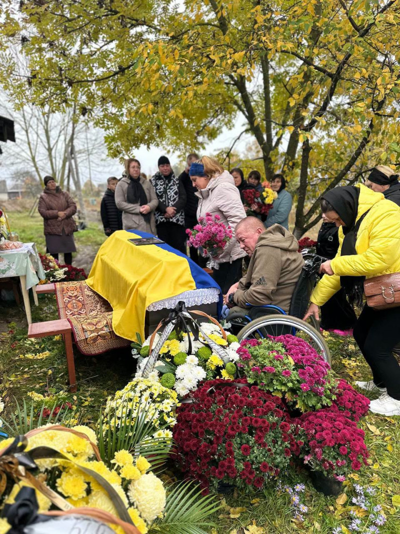 На Волині провели в останню дорогу воїна Романа Лисюка, який помер від важкого поранення
