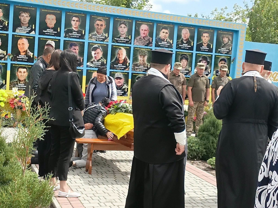 На Волині провели в останню путь 44-річного захисника Олександра Нікітіна, який загинув на Чернігівщині