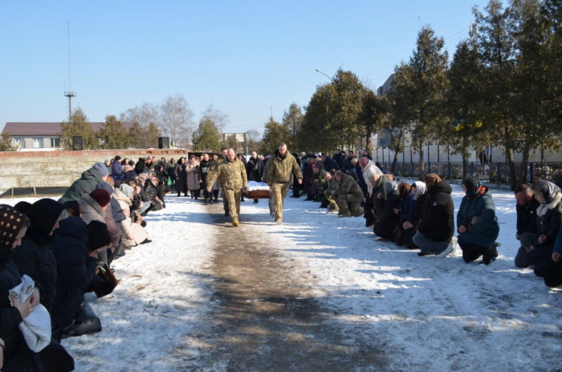 Зі сльозами на очах молилися за спокій його душі: на Волині в останню дорогу провели Героя Андрія Пронцевича