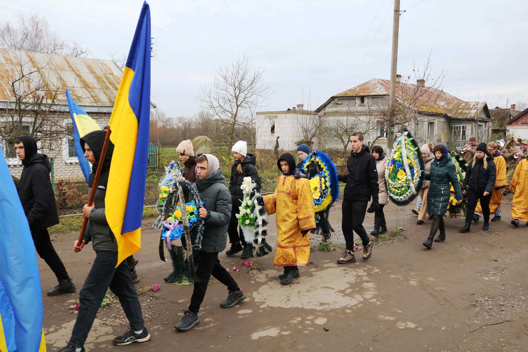 Понад рік вважався безвісти зниклим: у Луцькому районі поховали Героя Василя Цвілюка
