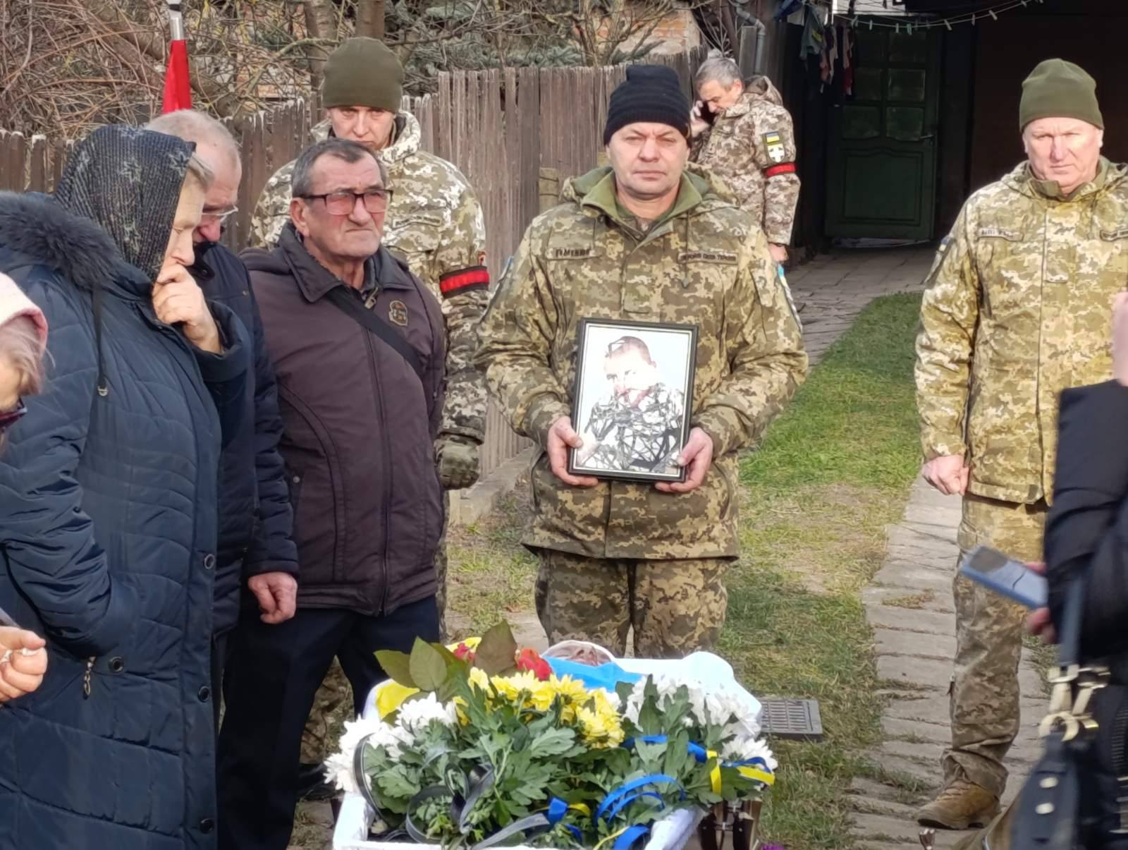 Мріяв про мирне життя, але віддав його за всіх нас: біля Луцька попрощались з Героєм Андрієм Литвинчуком