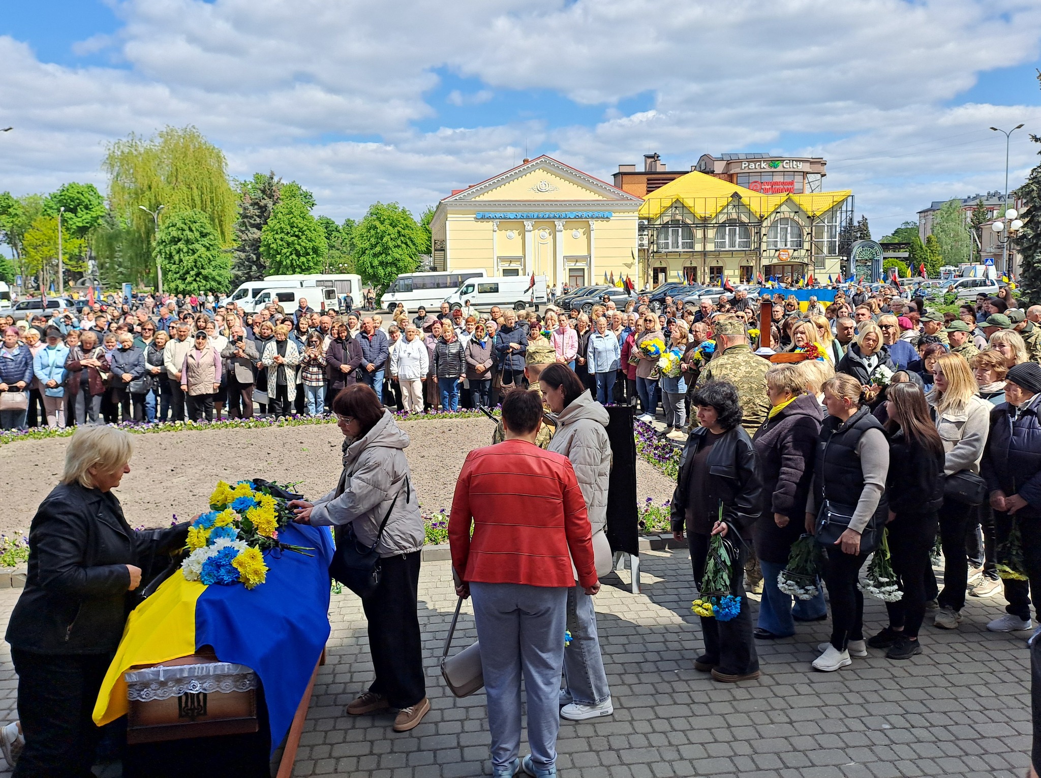 «Тато – моя душа, яку з мене вирвали»: на Волині в один день попрощалися з двома Героями - Максимом Плотніковим та Русланом Фатхудіновим
