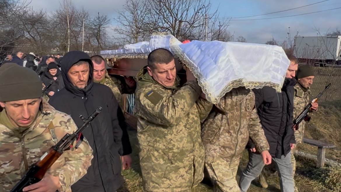 Серце важкопораненого бійця зупинилося після тривалого лікування: на Волині попрощалися з Героєм Русланом Світачем