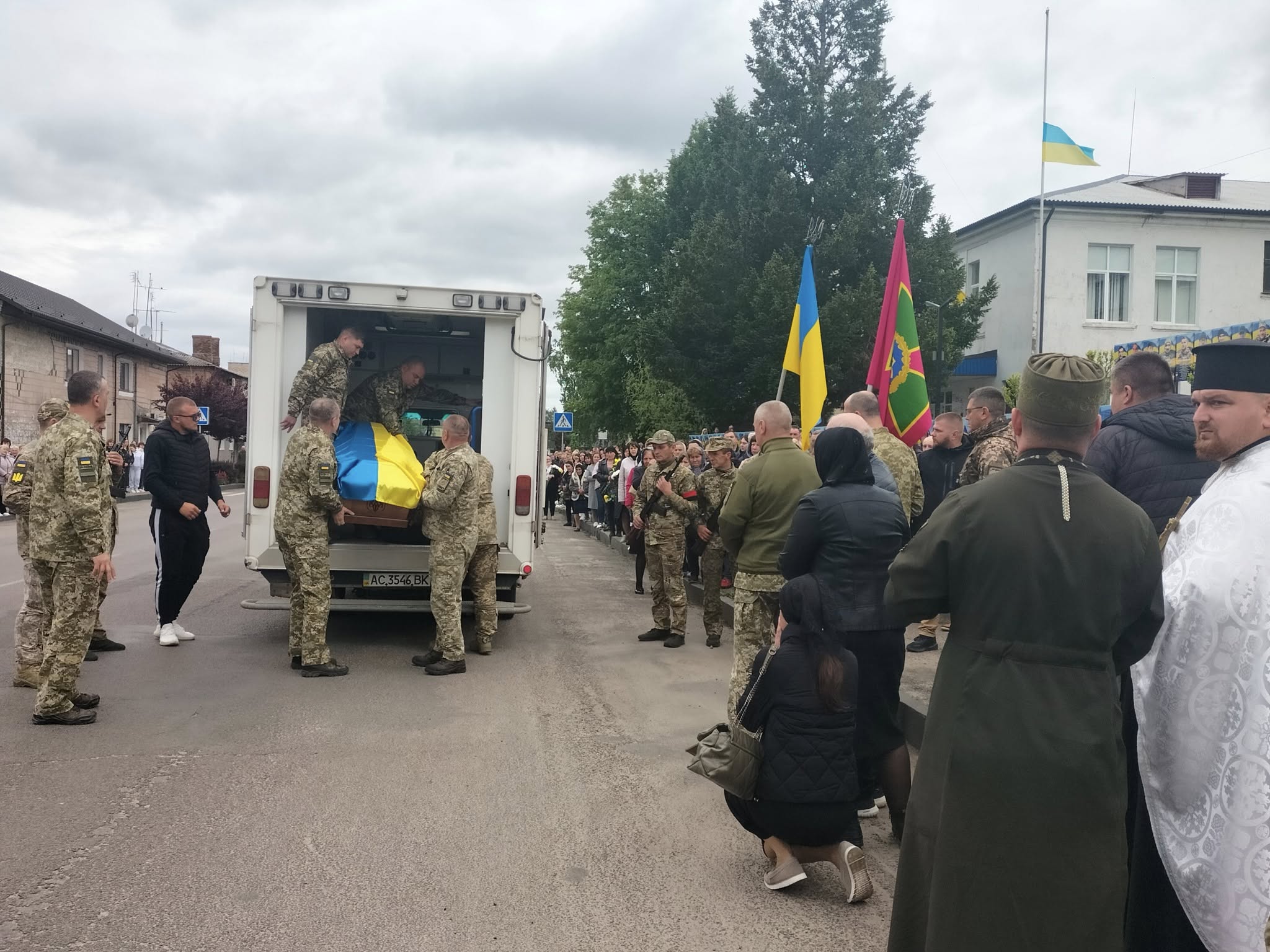 Весільний коровай розділили на кладовищі: на Волині попрощалися з молодими Героєм Сергієм Уляницьким