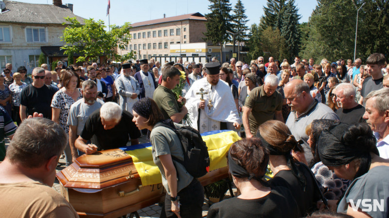 Рідні сподівалися, що в полоні, але дива не сталося: у Рожищі провели в останню путь воїна Миколу Катеринюка