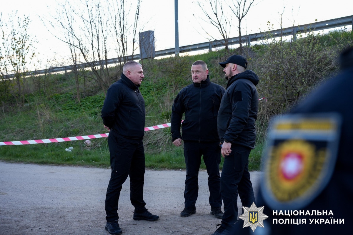 На Рівненщині чоловік з автомата відкрив вогонь по військових ТЦК та правоохоронцях, є поранені. Нападника розшукують