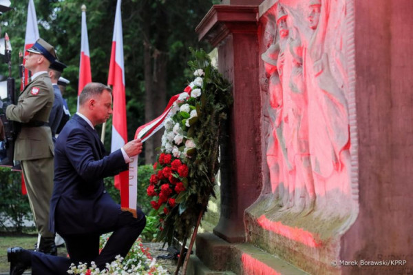 Історична мить: Дуда став на коліно перед меморіалом полеглих у боях бійців УНР